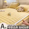 2026 Nuevo Otoño/Invierno Calidez Engrosada Clase A Leche Polar Estampado Acolchado Falda de Cama Juego de Tres Piezas para Hogar Dormitorio Polar