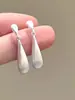 Pendientes de Gota de Agua Plateados Mate con un Diseño Único de Lujo Ligero, Estilo Minimalista, Nueva Moda Retro China y Elegantes Pinzas para Orejas de Temperamento para Mujer