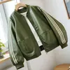 Colección nueva Primavera/Otoño 2026: una chaqueta corta de cuero PU súper moderna y genial estilo motociclista con cuello alto y tres franjas, en negro