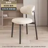 Cadeira de jantar de madeira de imitação de estilo nórdico em casa moderna simples Internet popular hotel restaurante leve luxo macio bolsa encosto cadeira cadeira de ferro forjado