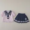 Conjunto de verano para niña 2026 nuevo estilo infantil de bebé moderno coreano con cuello marinero y corbata, manga corta, falda corta, conjunto de dos piezas