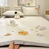 Conjunto de Tres Piezas Jacquard Fresco de Frijol Bordado para Primavera/Verano 2026