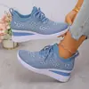 Novidade Verão 2025 Sapatos de Malha Respirável Fly-Knit para Mulheres, Tamanho Grande 43, Sapatos Casuais Esportivos com Cadarço e Strass