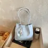 2026 Nova Bolsa Tote Grande Capacidade Estilo Coreano para Mulheres Versátil para o Dia a Dia Bolsa de Ombro Único Sensação de Luxo Bolsa de Axila Simples Fashion