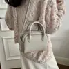 Bolso pequeño cuadrado versátil para mujer, nuevo estilo vintage, popular en otoño, de nicho y súper moderno, superficie suave, bolso cruzado 2026 para el trabajo