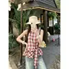 Foto real de un top sin mangas a cuadros retro de estilo coreano con bloques de color, cuello halter, hombros descubiertos para mujer, con un diseño elegante, tiras para ceñir la cintura y efecto adelgazante