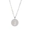Venta caliente transfronteriza collar con letra de acero de titanio colgante redondo 26 mayúsculas en inglés collar de joyería pulida al por mayor