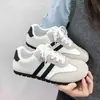 Tênis de Treino Alemão Azul Retro Leve de Fundo Plano Feminino 2026 Outono Novo Versátil Casual Tênis de Skate Estilo Academia Pequenos Sapatos Brancos