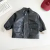 Vale do Vento 2026 Inverno Novo Estilo de Hong Kong Gola Alta Jaqueta de Couro Acolchoada Infantil, Design Estiloso em Retalhos, Jaqueta de Couro Quente para Meninos