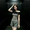 Elegante top de punto a rayas de un hombro para mujer, corte ajustado, con botones metálicos, top negro con múltiples botones y escote de un hombro