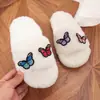 Super quente! Chinelos peludos de sola grossa para mulheres, modernos e estilosos para usar ao ar livre, populares entre influenciadores, adequados para casa e uso diário