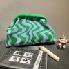 Bolsa Clip-On Listrada Transfronteiriça de Tricô para Uso Diário, Grande Capacidade, Tendência, Necessaire, Bolsa de Mão Versátil Preta e Bege, Padrão de Ondas Azuis