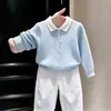 Conjunto de Dos Piezas para Niños Otoño 2026: Cárdigan de Punto Trenzado Azul Claro con Cuello Polo y Pantalones Blancos de Pierna Ancha