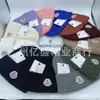 En stock Gorro de Invierno Coreano Casual de Punto Moda Marca para Hombres y Mujeres Cálido para el Frío Rayas Verticales Engrosado Gorro de Lana