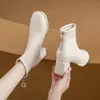 Botas Curtas Quadradas de Couro Macio para Mulheres 2025 Outono e Inverno Botas com Forro de Lã Salto Grosso Salto Alto Versátil Popular Botas Slim