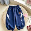 Novas calças esportivas infantis estilo europeu e americano, versão coreana, design color-block, calças esportivas casuais para primavera e outono, com punhos elásticos