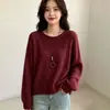 Suéter de tricô feminino com gola redonda, trabalhado em ponto vazado e com lantejoulas, coleção outono/inverno 2026, caimento solto, estilo relaxed, manga longa, top de tricô fino