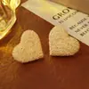Pendientes Dorados de Corazón Estilo Europeo y Americano, Pendientes de Diseño de Nicho de Moda y Gama Alta, Pendientes Metálicos Personalizados Resistentes Mate