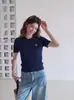 Camiseta de malha curta com gola polo torcida bordada estilo coreano para mulheres, top slim fit de seda gelada para o verão de 2026