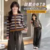 Camiseta de manga larga para niña, nuevo estilo otoño 2026, top corto a rayas para niñas mayores, conjunto de dos piezas de pantalones anchos para niños, moderno