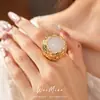 Anillo abierto de resina hueca con textura vintage, sensación exclusiva de nicho, joyería exagerada retro para mujer