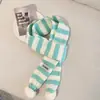 Bufanda fina larga pequeña de punto a rayas color-blocking con pompón para mujer, estilo diseñador, linda, calentador de cuello cálido, atmosférica, protección para el cuello, moderna