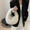 Bolso de mano de moda de invierno de nicho para mujer, nuevo estilo 2024, versátil, de felpa, para llevar en la mano, bolso de bola de masa esponjoso