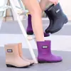 Botas de lluvia para mujer hasta la pantorrilla, zapatos de goma antideslizantes de moda para adultos hasta la pantorrilla, zapatos impermeables, botas de lluvia gruesas con forro de felpa para mujer