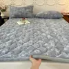 2026 Novo Colchão Acolchoado Estampado de Lã de Leite Proteção Adicional de Lã de Inverno Tapete Antiderrapante Roupa de Cama para Dormitório de Estudante