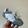 Zapatos Infantiles Qqo 2025 Otoño Nuevos Zapatos Casuales Infantiles Retro Encaje Lazo Niñas Plata Zapatos de Entrenamiento Moral