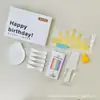 Utensilios para pastel cumpleaños juego de regalo de seis piezas tienda de repostería juego de suministros para fiesta al por mayor juego de cubiertos y platos desechables