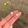 Presilhas de Orelha Flor Vazada Prateadas para Mulheres, Luxo Leve, Exquisite, Compacto, High-End, Presilhas para Cartilagem da Orelha Sem Furo, Brincos Elegantes e Doces