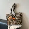 Bolso de Felpa Estampado de Leopardo para Mujer Gran Capacidad 2025 Nuevo Otoño e Invierno Ropa de Trabajo Versátil Bolso de Hombro de Piel Sintética