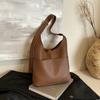 A bolsa popular popular deste ano feminina 2024 nova de grande capacidade para lazer versátil bolsa de ombro mensageiro bolsa retro mãe e filho