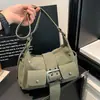 Bolso retro de color sólido de gran capacidad estilo motocicleta, un bolso de axila moderno y único para mujer, un bolso cruzado elegante y un bolso de mano/hombro chic
