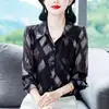 Foto real de camisa feminina de manga comprida, nova coleção de outono 2026, top estampado estiloso, jovem e versátil para o trabalho