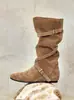 Botas femininas 2026 com fivela de cinto, botas de cano médio empilhadas, novas botas de moda, tecido simples plissado versátil estilo retrô