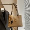 Bolso Tote de Mano con Texto al por Mayor Bolso de Mujer 2025 Verano Nuevo Bufanda de Seda Lazo Bolso de Hombro Trendy de Internet Bolso de Axila