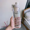 Garrafa de água esportiva de grande capacidade, design estiloso para homens e mulheres, perfeita para o verão, simples e durável, resistente ao calor, com infusor de chá, e feita de plástico, tornando-a resistente a quedas
