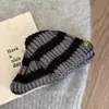 Clip de Garra de Doble Triángulo de Hilo de PU con Cintura de Punto Rayada Negra y Gris de Dongdaemun, Corea - Accesorio de Cabello de Alta Gama