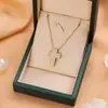 Colar Cruz Europeu e Americano Mais Vendido Moda Micro-Cravejado Colar Cruz Corrente Clavicular Feminina Tendência Luxo Leve Corrente Clavicular Aço Titânio High-End