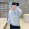 Sudadera a Rayas con Parches en las Mangas, Cuello Redondo, Estampado de Letras para Niños, Nueva Tendencia 2026, Casual de Otoño, Moda Elegante