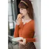 Camisa base branca de gola V para mulheres, novo estilo outono, suéter doce, modelagem justa, top de malha interno que valoriza o corpo para mulheres