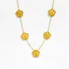 Pendientes de Acero de Titanio con Forma de Flor y Trébol de Cuatro Hojas, Modernos y Únicos, para Mujer. Pendientes Dorados Elegantes y de Moda que No se Desvanecen. Joyería de Lujo Ligero