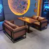 Conjunto de Sofá e Cadeira de Bar Estilo Industrial com Textura de Madeira de Nogueira, Adequado para Mesas de Reunião, Bares, Salas Privadas de KTV e Sofás de Lazer