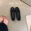 Primer Encuentro con los Zapatos Mary Jane de Estilo Francés para Aumentar la Altura para la Primavera 2026, con Elegantes Remaches, Punta Cuadrada y Corte Bajo, con un Ambiente Refinado