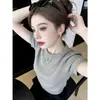 Top gris de cuello redondo con adornos de letras, top de punto simple de manga corta para mujer, estilo francés de verano 2026, exquisitamente elegante y sofisticado