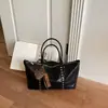 Bolso de cuero encerado negro con remaches, gran capacidad, adecuado para ir al trabajo, bolso de hombro para mujer, nuevo estilo 2026, estética dulce y genial, con un colgante en forma de corazón