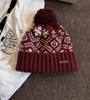Gorro de punto de lana jacquard estilo japonés con pompón de piel sintética para mujer, otoño e invierno, para mostrar el rostro, gorro pequeño de lana, grueso y cálido, con protección para las orejas