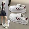 Nuevas zapatillas blancas transpirables con cordones y suela gruesa para mujer, de otoño, que aumentan la altura, de caña baja, casuales, versátiles, con suela suave, en beige